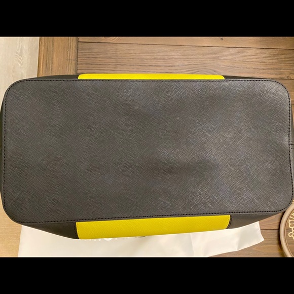 Authentic Michael Kors Jet Set Tote. - Picture 8 of 8